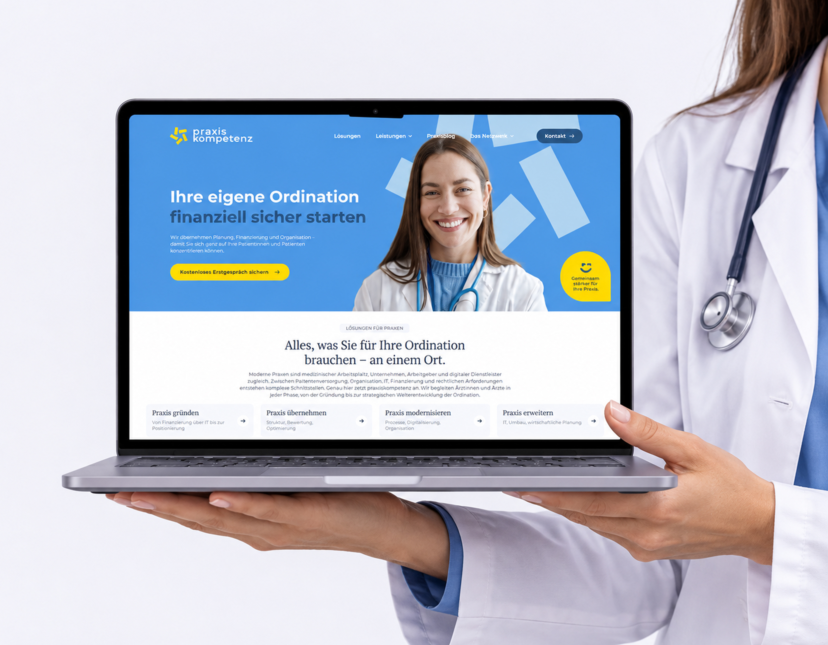 Ärztin hält einen Laptop mit Praxiskompetenz-Website